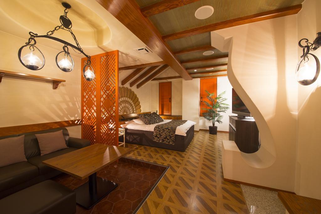 Hotel Beni East (Adults Only) Осака Стая снимка
